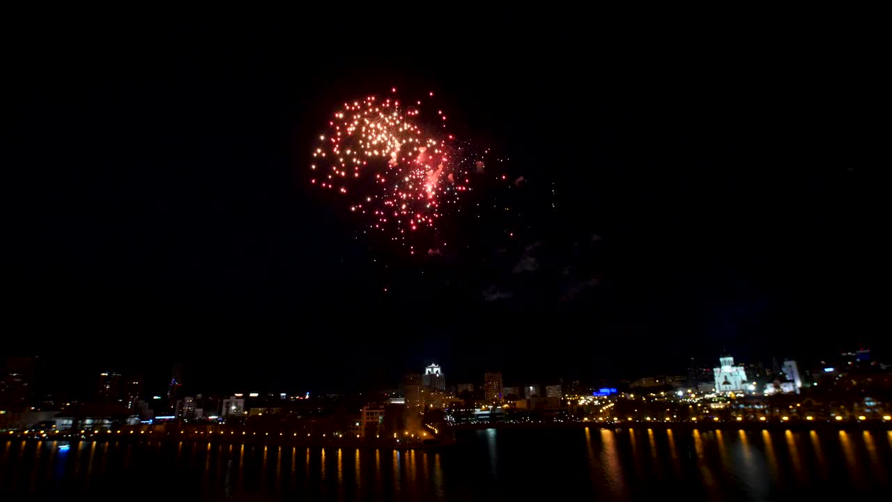 espectáculo de fuegos artificiales de la ciudad por la noche