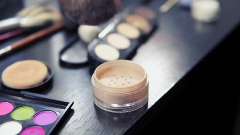 pinceles de maquillaje profesionales y cosméticos de cerca. disparo en cámara lenta