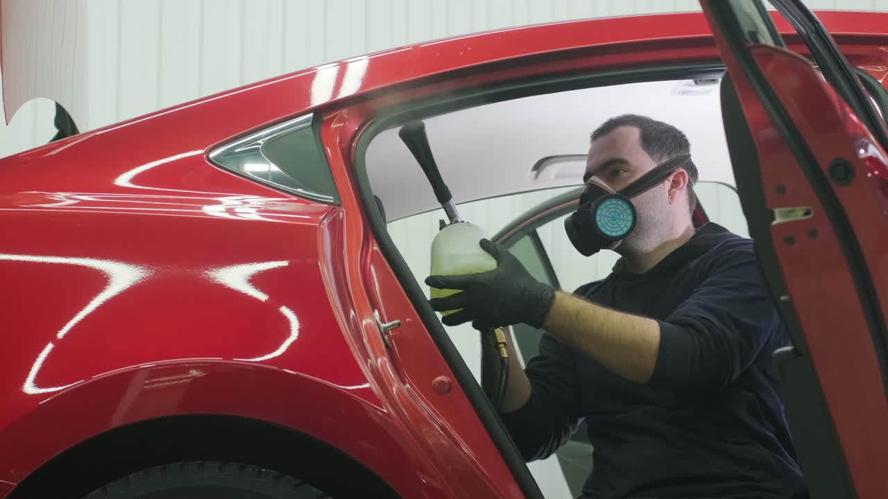 전문적인 자동차 청소. 샤워. 인테리어 세부 사항. 자동차 인테리어를 건조 청소 및 세부 사항; 깊은 좌석 청소; 자동차 세탁에서 거품을 는; 먼지에서 자동차 패널을 청소하는; 진공청소기