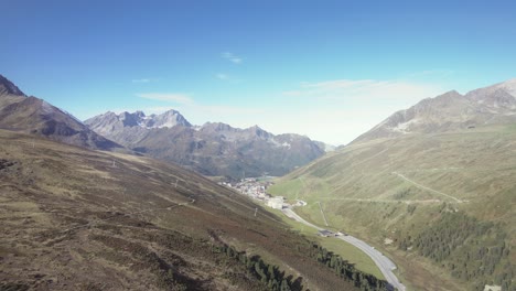 Pequeña-Ciudad-Aérea-De-Kühtai,-Austria-Dentro-De-Un-Hermoso-Y-Relajante-Paisaje-De-Montaña-Alpes-Soleados-De-Verano