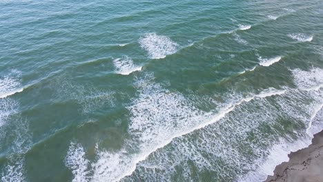 Lugar-De-Surf-De-Florida-En-Cocoa-Beach,-Antena-Que-Establece-El-Paso-Elevado