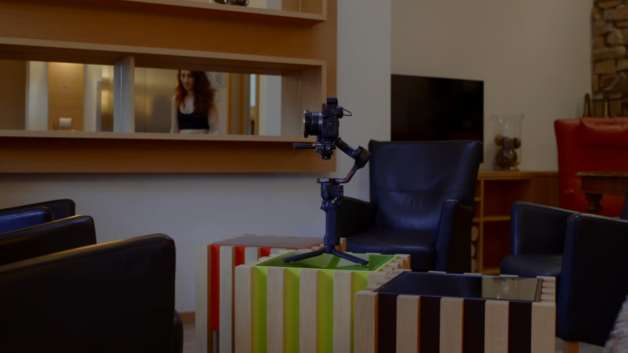 여성 콘텐츠 제작자는 첨부된 카메라와 함께 발 안정기를 시작합니다.