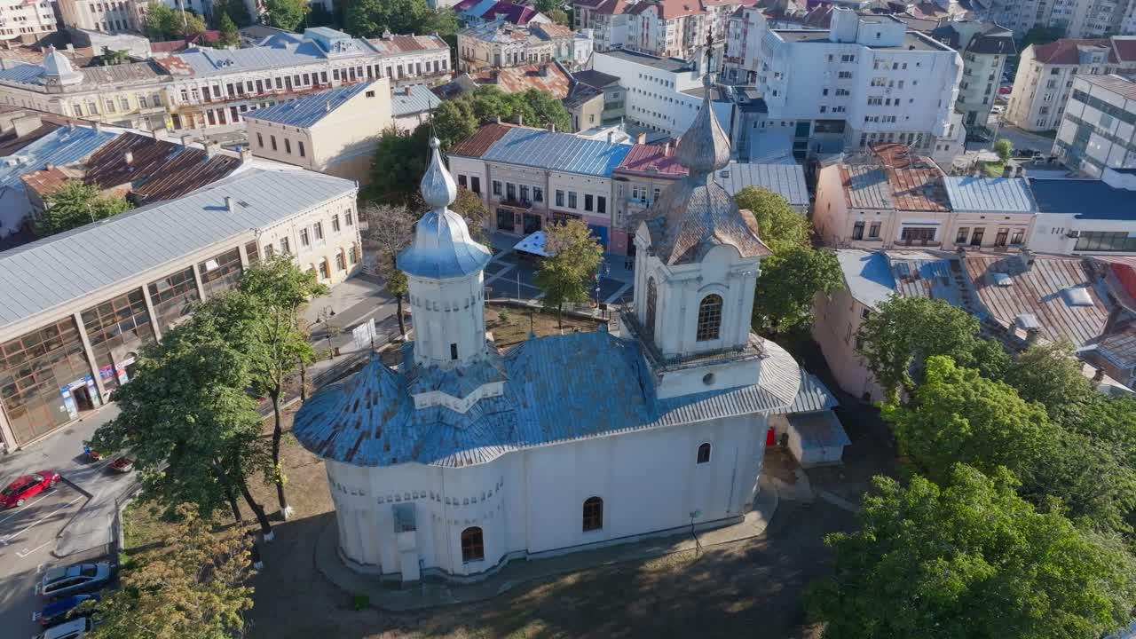 Orbita aerea della Chiesa di Uspenia durante un tramonto vibrante. Botoșani, Romania.