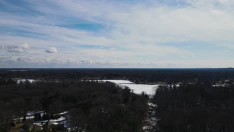 Panorámica-Sobre-La-Superficie-Del-Lago-Mona-Cubierta-De-Hielo