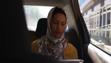 Mujer-Joven-Usando-Hijab-En-La-Ciudad