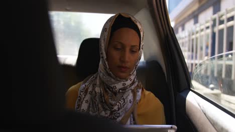 mujer joven con hijab fuera y alrededor de la ciudad