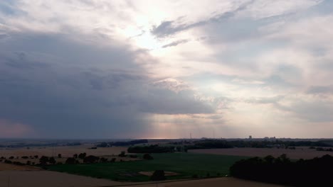 Puesta-De-Sol-En-Un-Amplio-Campo-De-Trigo-Que-Muestra-Hermosos-Rayos-De-Luz-Desde-Lejos