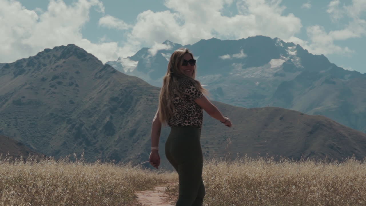 mujer feliz libre girando con felicidad en la naturaleza