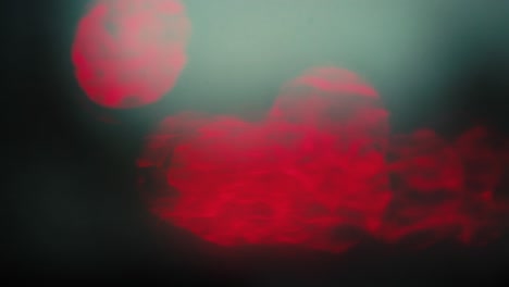 유리에 물방울이 닫히고, 비가 사라지고, 큰 빗방울이 여름 소나기 동안 창유리를 때립니다, 4k, 비 시리즈 - 15