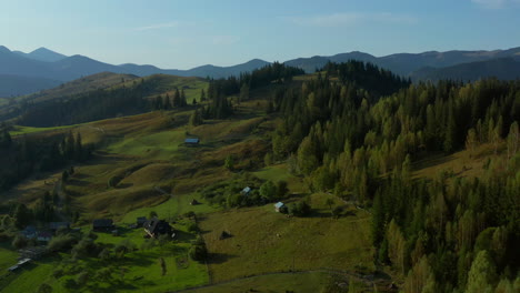 Drones-Solitarios-Edificios-De-Montaña-Ven-Campos-Naturales-Verdes-Contra-El-Cielo-Azul