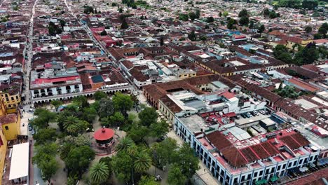 San-Cristobal-De-Las-Casas-Luftdrohne-Auf-Dem-Dach-Von-Chiapas,-Traditionelles-Mexiko-Mit-Blick-Auf-Die-Farbenfrohe-Stadt