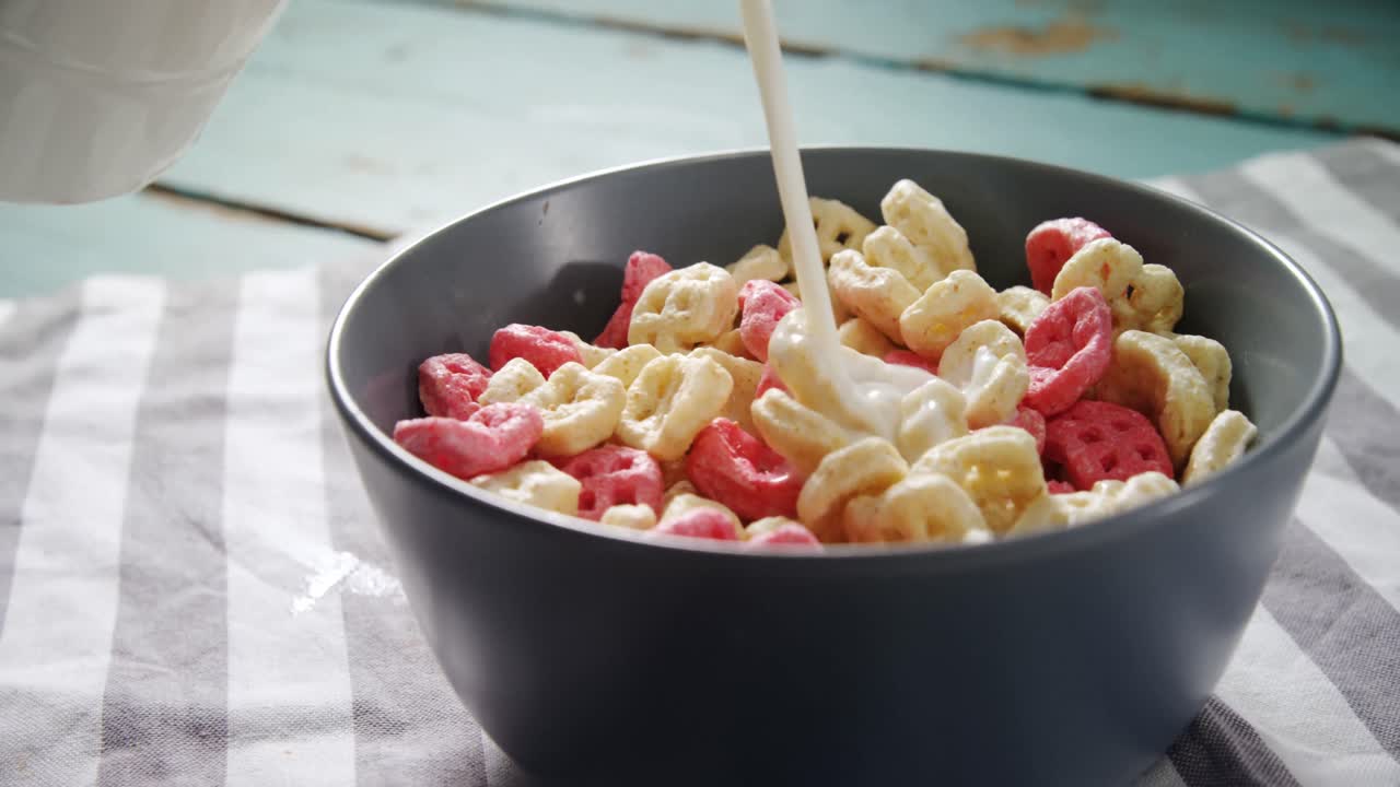 우유가  ⁇ 벌 시리얼 4k에 부어지고 있습니다.