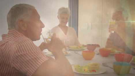 Animación-De-Luz-Brillante-Sobre-Personas-Mayores-Felices-En-Una-Cena.