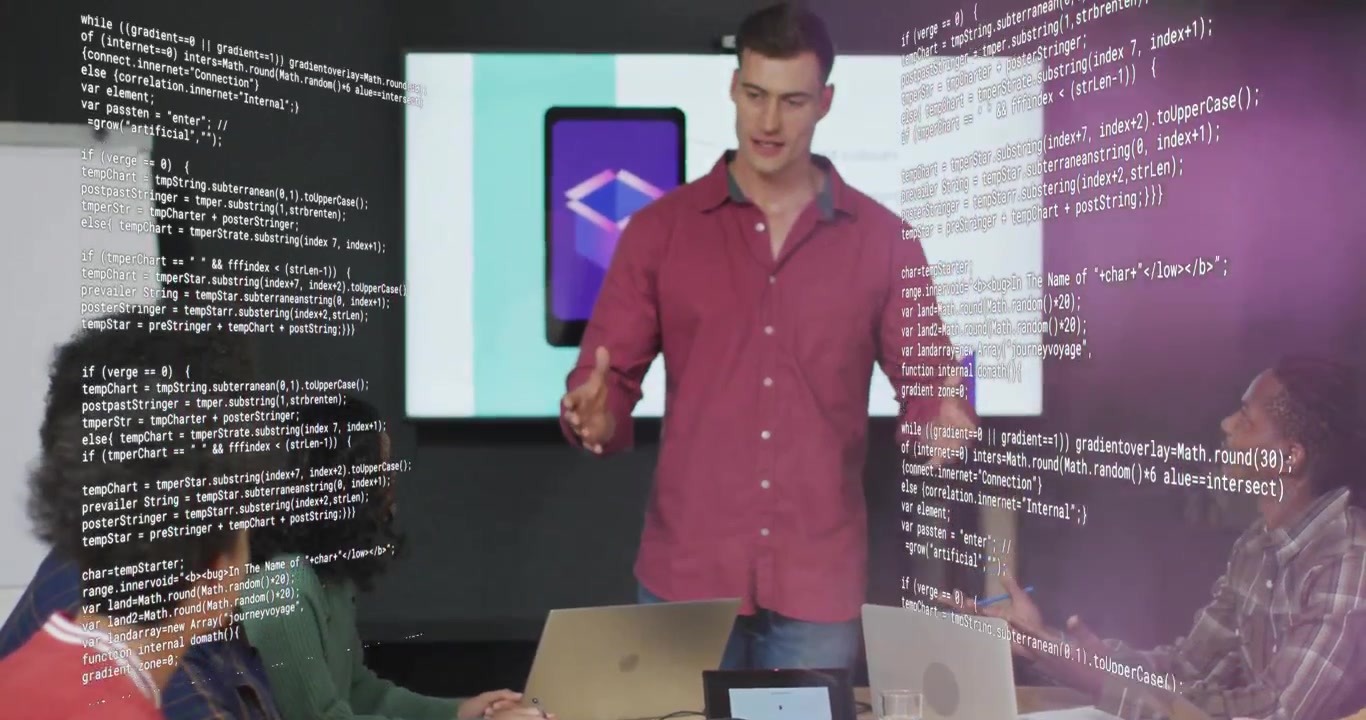 Presentador abriendo los brazos, en la diapositiva de una tableta aparece código girando alrededor de un equipo explicando software
