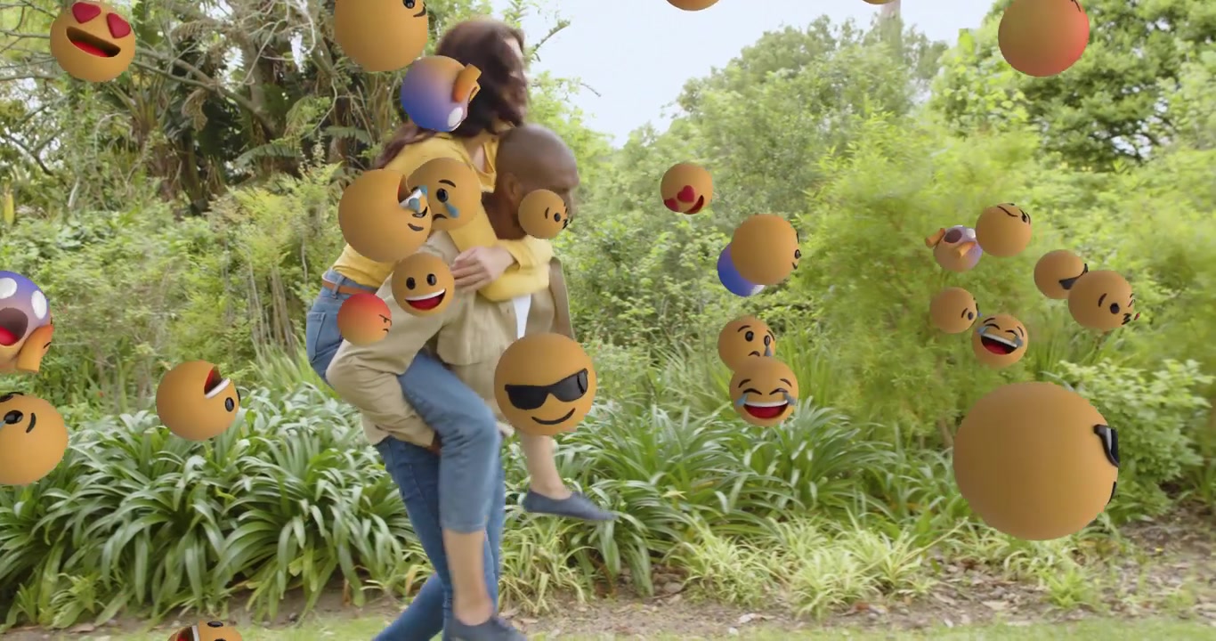 Hombre llevando a mujer a cuestas después de colocar las manos en los hombros, con emojis fluyendo para anuncios juguetones.
