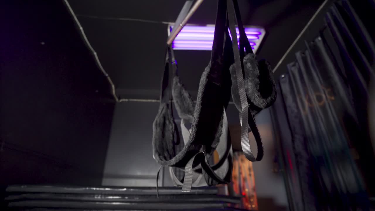 보라색 불빛으로 어두운 방에서 노예의 스 ⁇