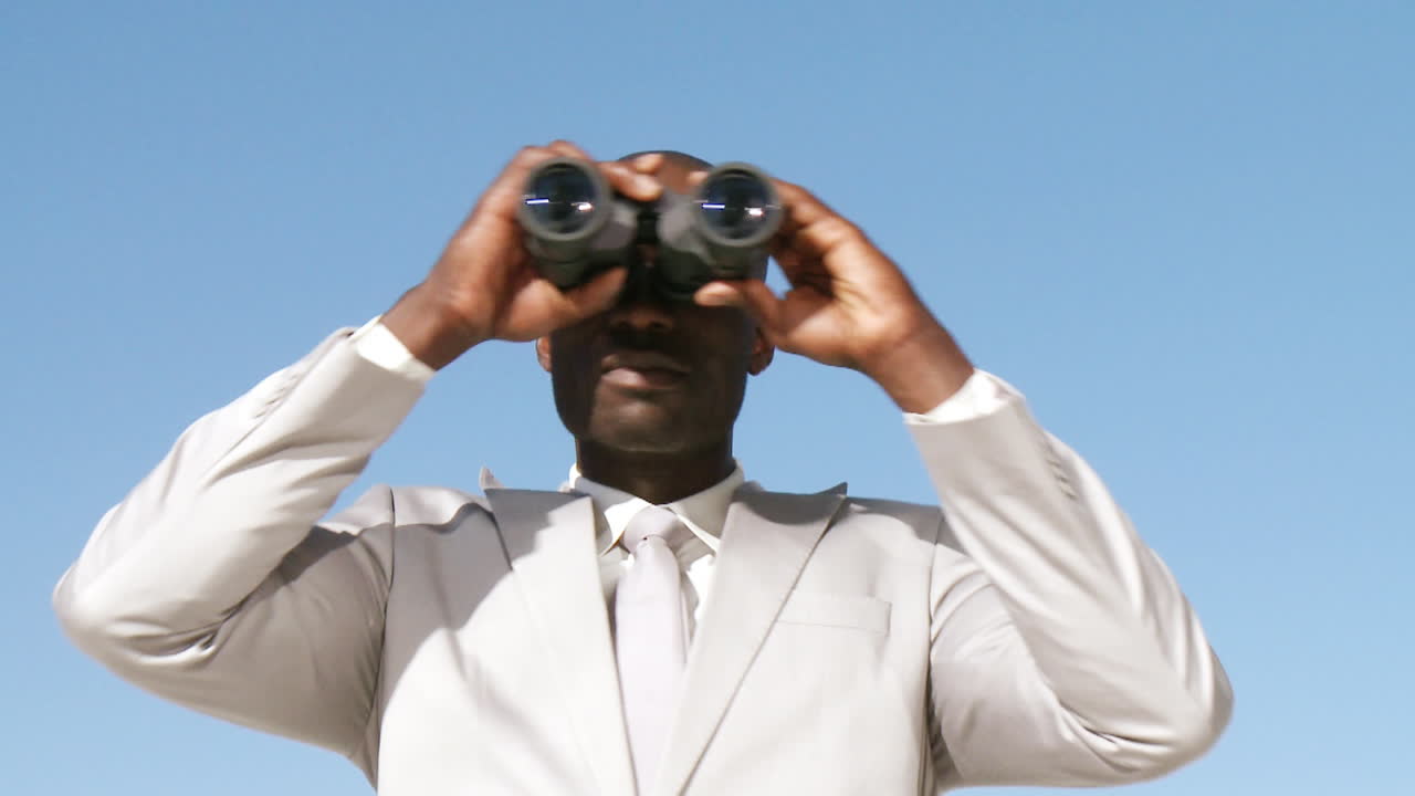 gerente de negocios inteligente mirando a través de binoculares