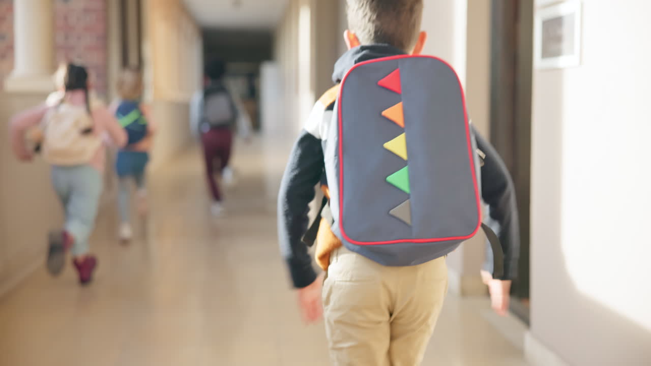 Scuola, studenti che corrono e bambini nel corridoio