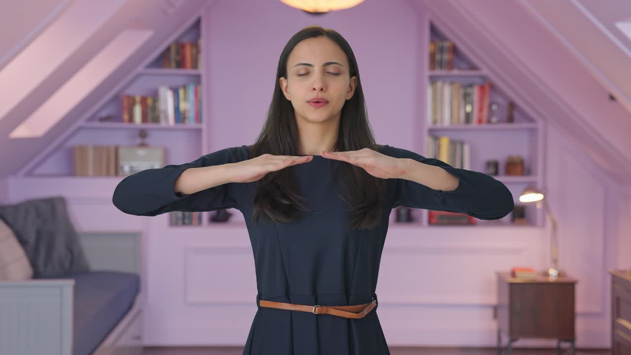 chica india tomando respiraciones largas