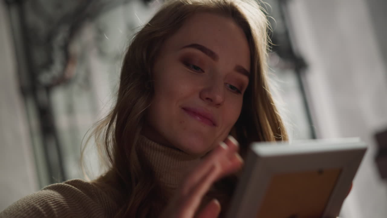 mujer besos niños amorosos imagen en la sala de estar de luz