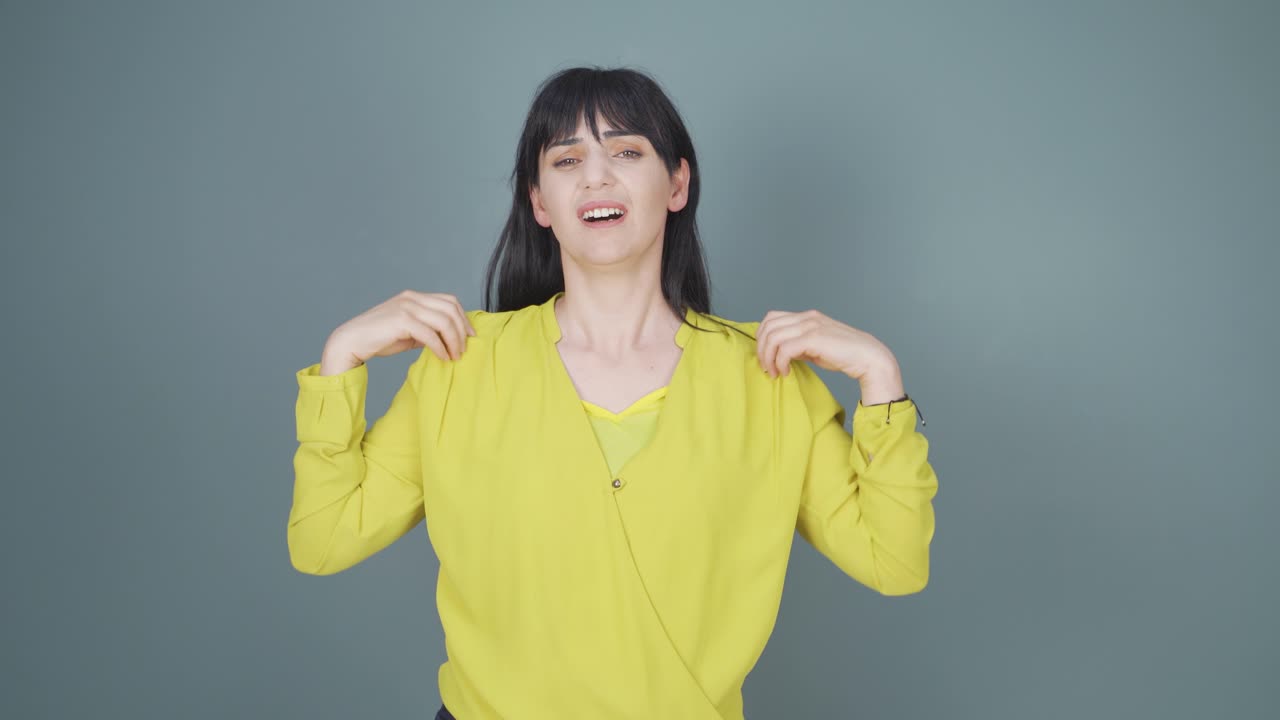 높은 공기 온도가 여자를 질식시키고 있습니다.