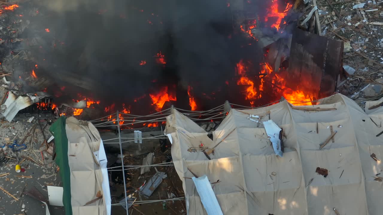 가스 누출 폭발 후 검은 연기와 함께 불타는 불의 공중  ⁇  다운  ⁇  - 구축 드론  ⁇
