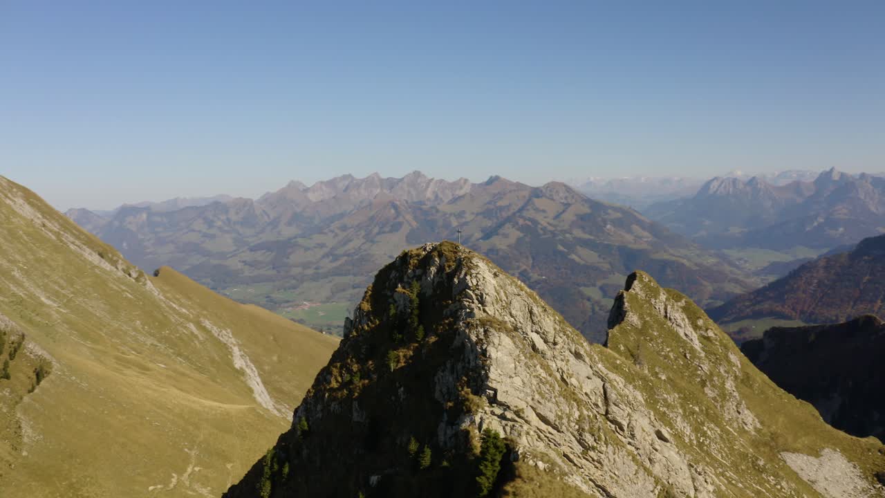 órbita aérea rápida alrededor de la cumbre con una cruz en la parte superior
