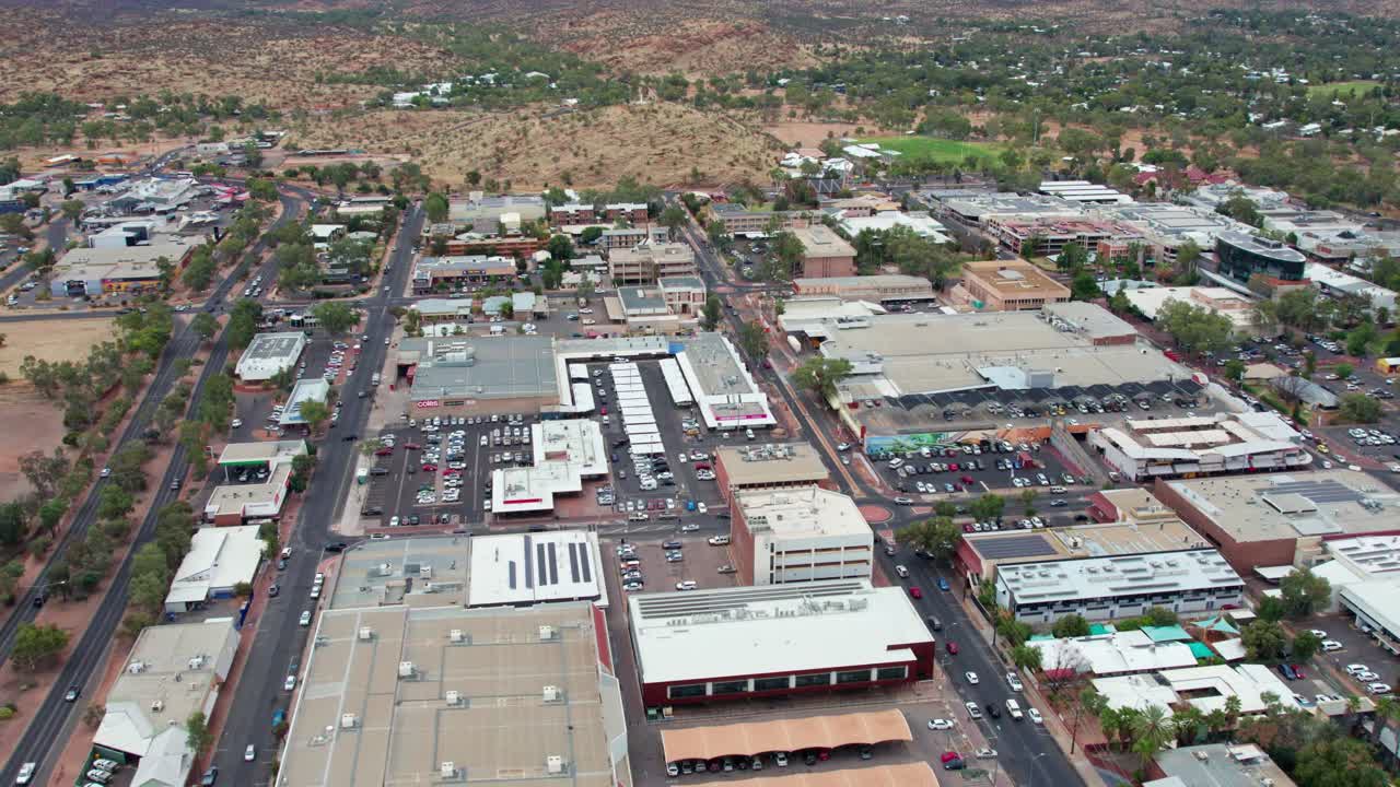 Static aeral view looking north over the central business district of Alice Springs, Mparntwe, with Anzac Hill in the background. Northern Territory, Australia. August 2022.