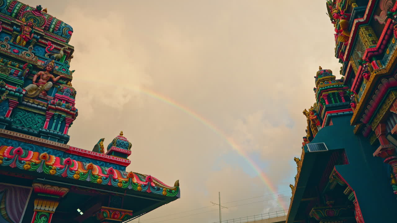 모리셔스의 포트 루이스에 있는 다채롭게 장식된 카일라슨 힌두 사원의 정적 클로즈업