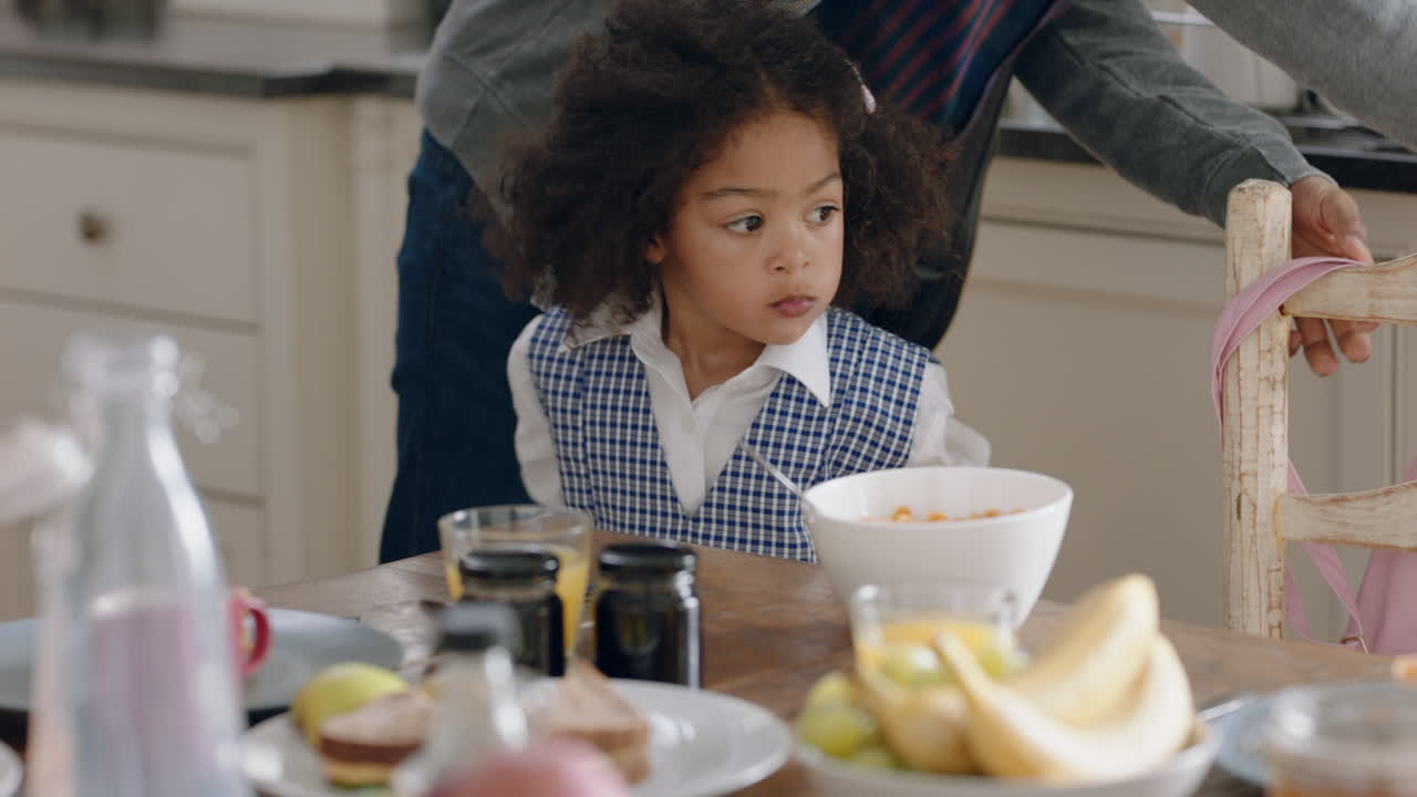 hermosa niña desayunando padre llevando a su hija a la escuela sosteniendo su mano