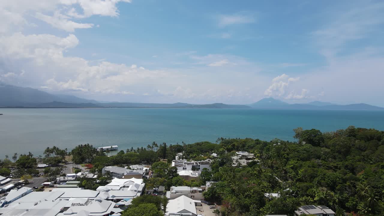 오스트레일리아의 포트 더글러스 (port douglas) 도시 위의 드론 뷰가 멀리 있는 데인트리 (daintree) 열대우림을 바라보고 있다.