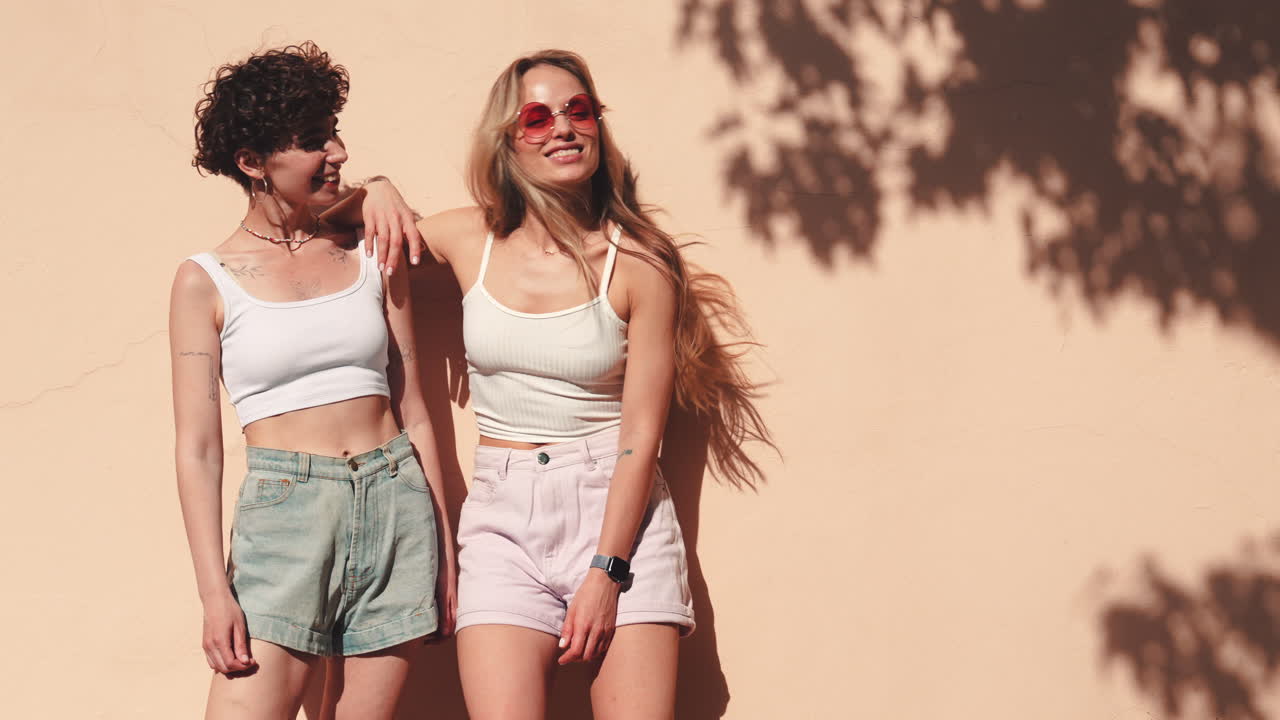 dos amigas posando al aire libre