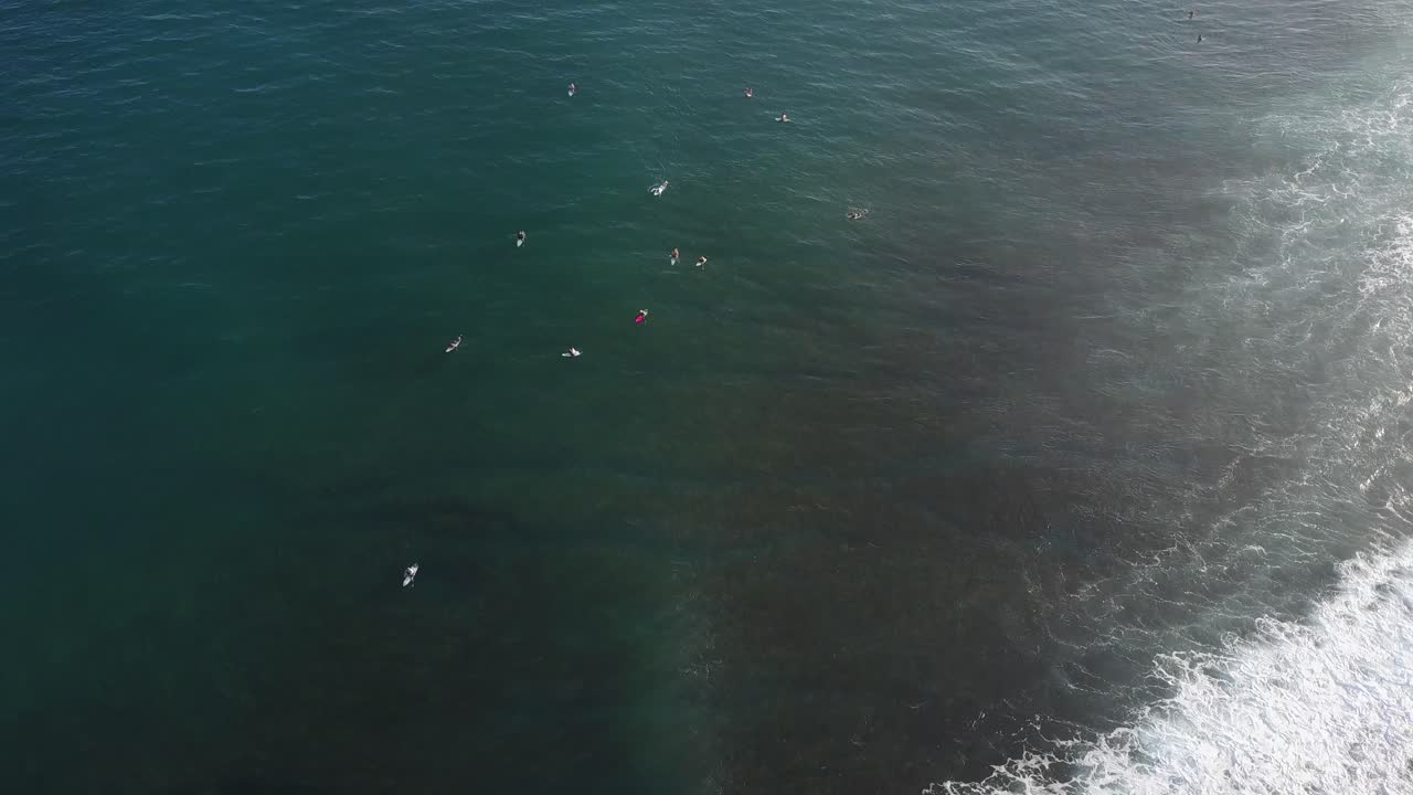 인도네시아 발리 울루와뚜의 암초가 있는 맑은 물에서 서퍼들의 드론 영상