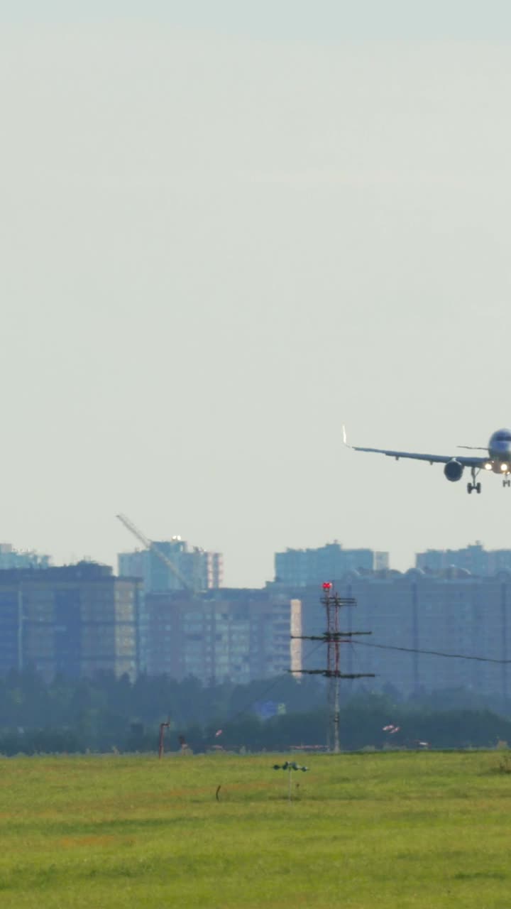 aterrizaje de un avión en un aeropuerto
