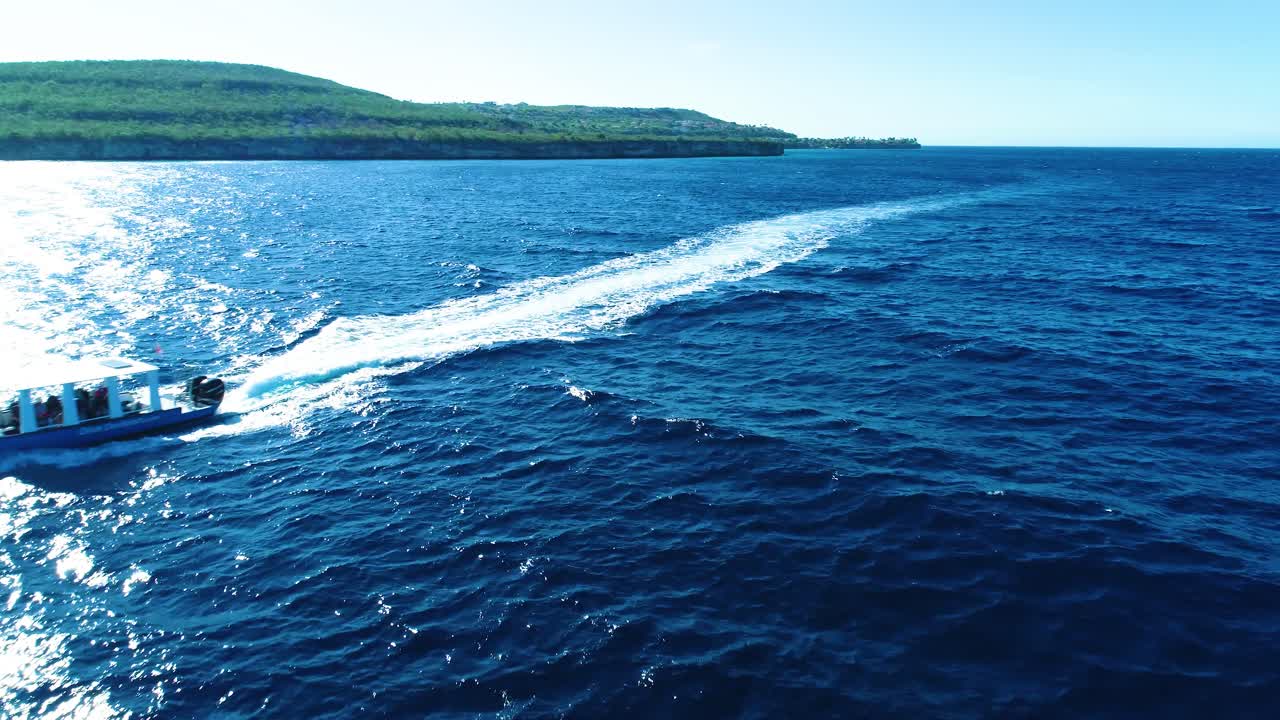 작은 관광 다이빙 크루즈 보트 카리브해의 열린 반 ⁇ 이는 바다를 통해 드라이브