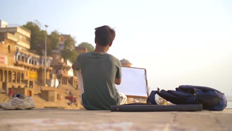 Revelar-la-foto-de-un-hombre-dibujando-en-Varanasi