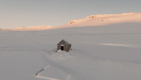 Fpv-Dolly-Vorwärts-über-Verlassene-Hütte-In-Richtung-Berge-Bei-Sonnenaufgang