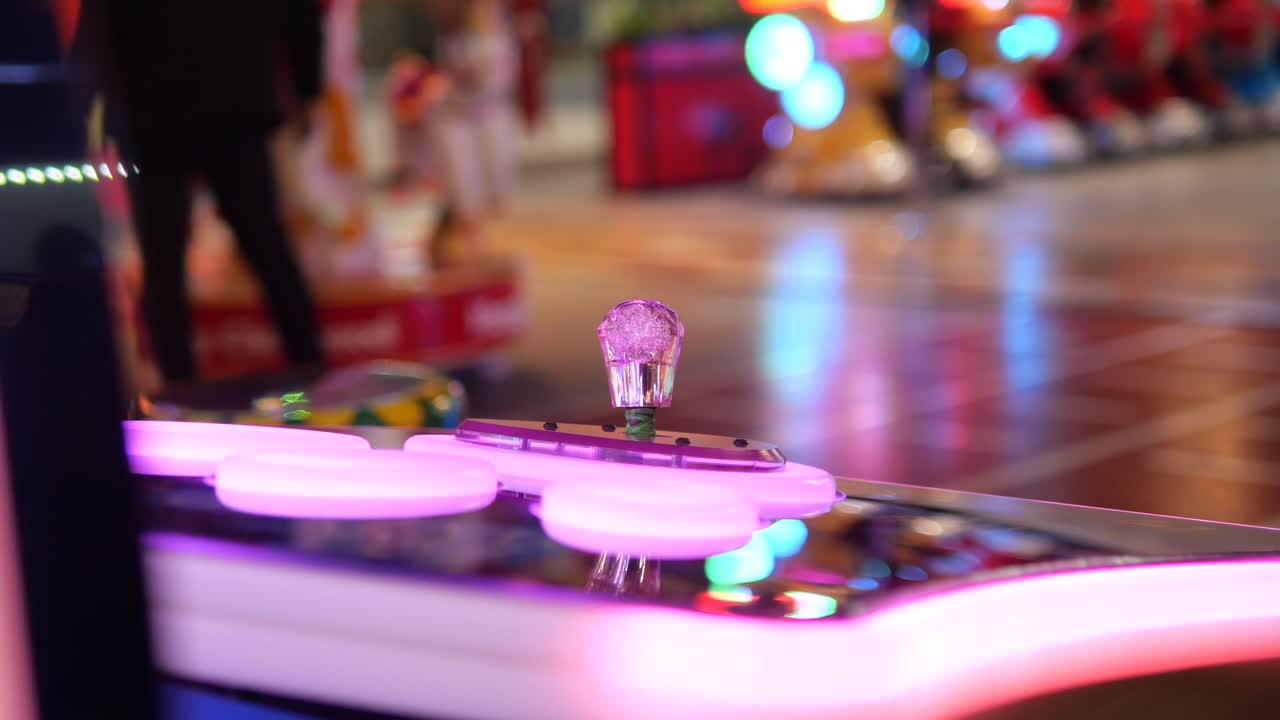 Primo piano di un joystick da sala giochi
