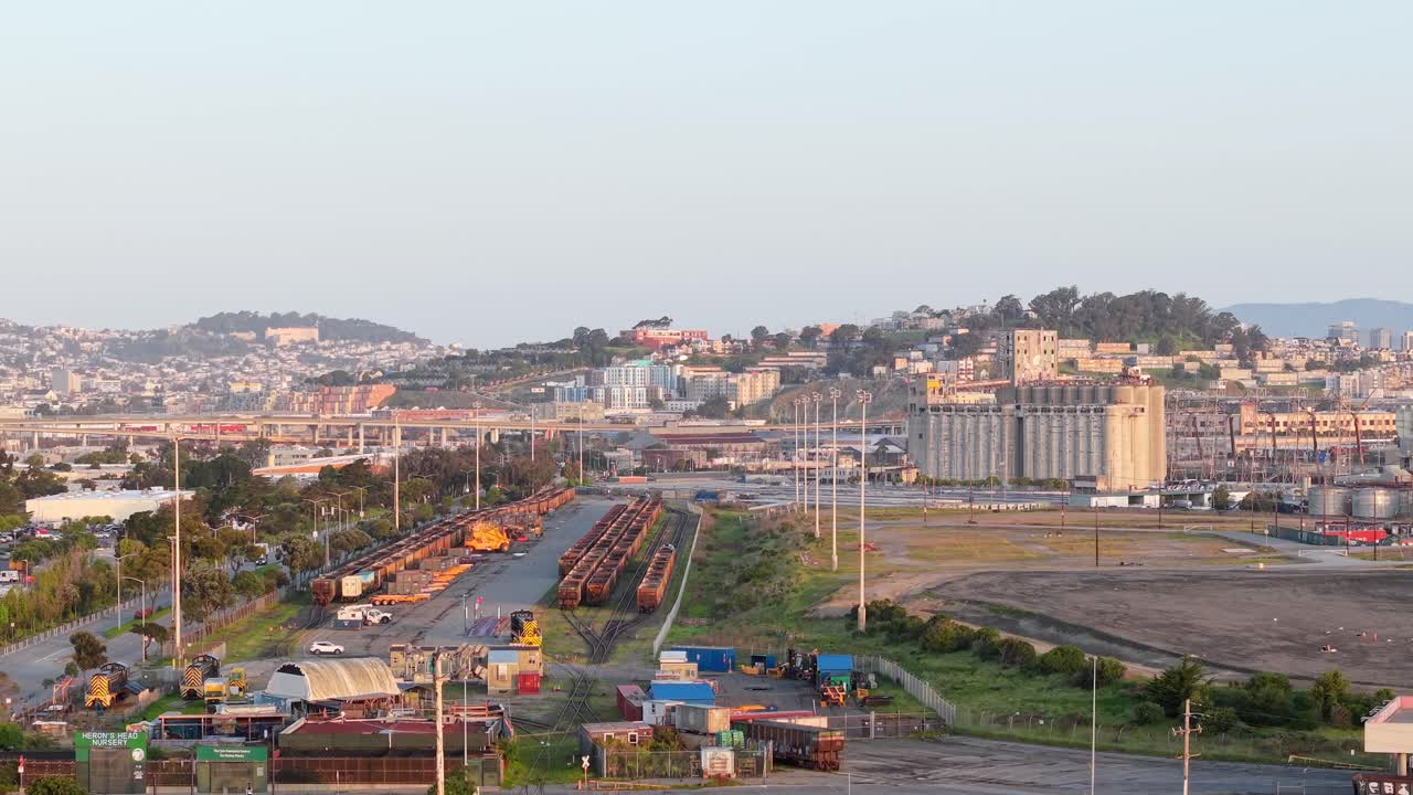 Dall'alto, le case colorate di Bernal Heights si arrampicano sulle colline dietro lo spazio verde aperto di Heron's Head Park. Ripresa statica filmata in 4K.