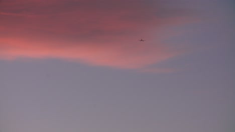 Flugzeug-Nach-Dem-Start.-Rosa-Himmel-Szene