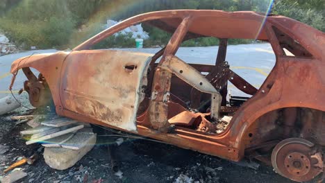 coche quemado completamente destruido pérdida total y destrozado, viejo coche oxidado