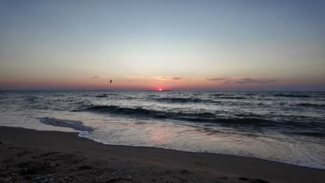 Erleben-Sie-Die-Ruhige-Schönheit-Eines-Sonnenuntergangs,-Wenn-Die-Sonne-Unter-Den-Horizont-Sinkt-Und-Warme-Farben-über-Das-Ruhige-Wasser-Des-Asowschen-Meeres-Wirft