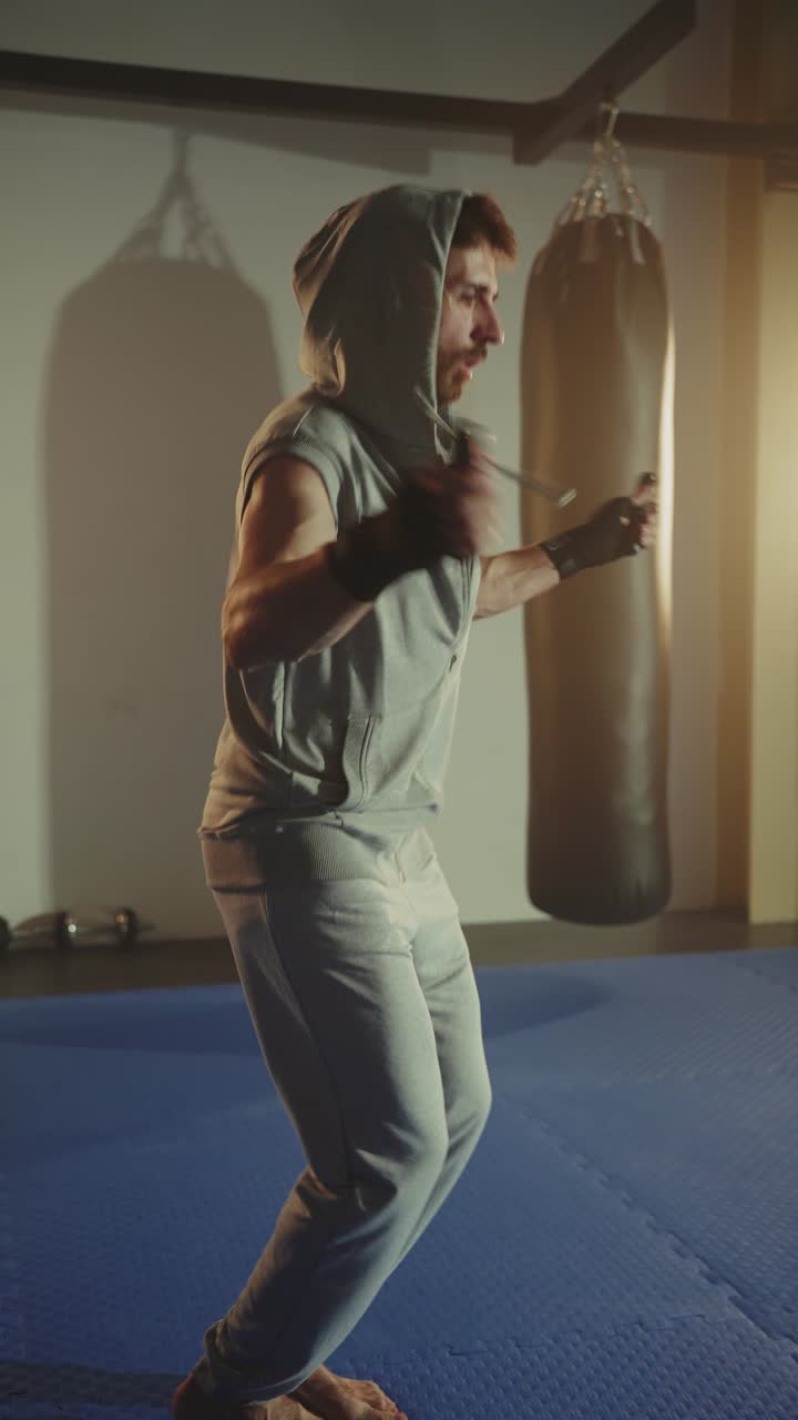 체육관 에서  ⁇ 줄 을 뛰어넘는 남자