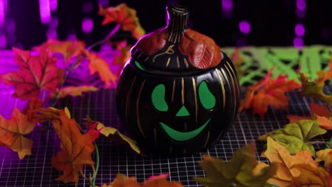 Primer-Plano-De-Calabaza-Sonriente-Pintada-De-Negro-Para-Decoración-De-Halloween