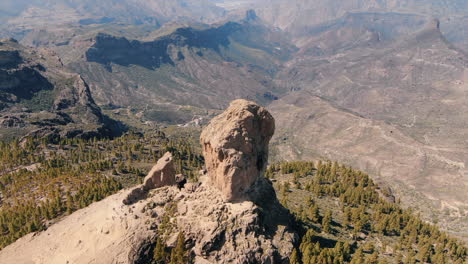 fantástica toma aérea cerca del famoso roque nublo en la isla de gran canaria y en un día soleado