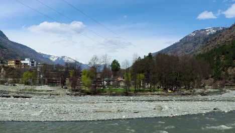 Gebirgslandschaft-Mit-Fluss,-Der-Tagsüber-Aus-Flachem-Winkel-Fließt.-Das-Video-Wurde-Am-22.-März-2023-In-Manali,-Himachal-Pradesh,-Indien,-Aufgenommen