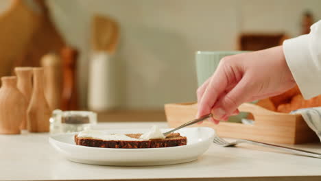 preparando una rebanada de pan con mantequilla