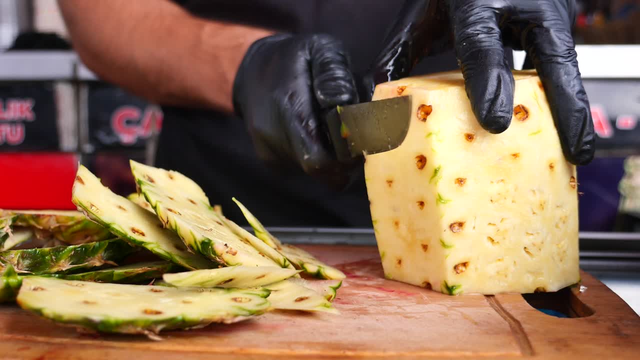el chef cortando una piña fresca