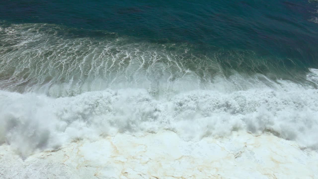 las poderosas olas del océano