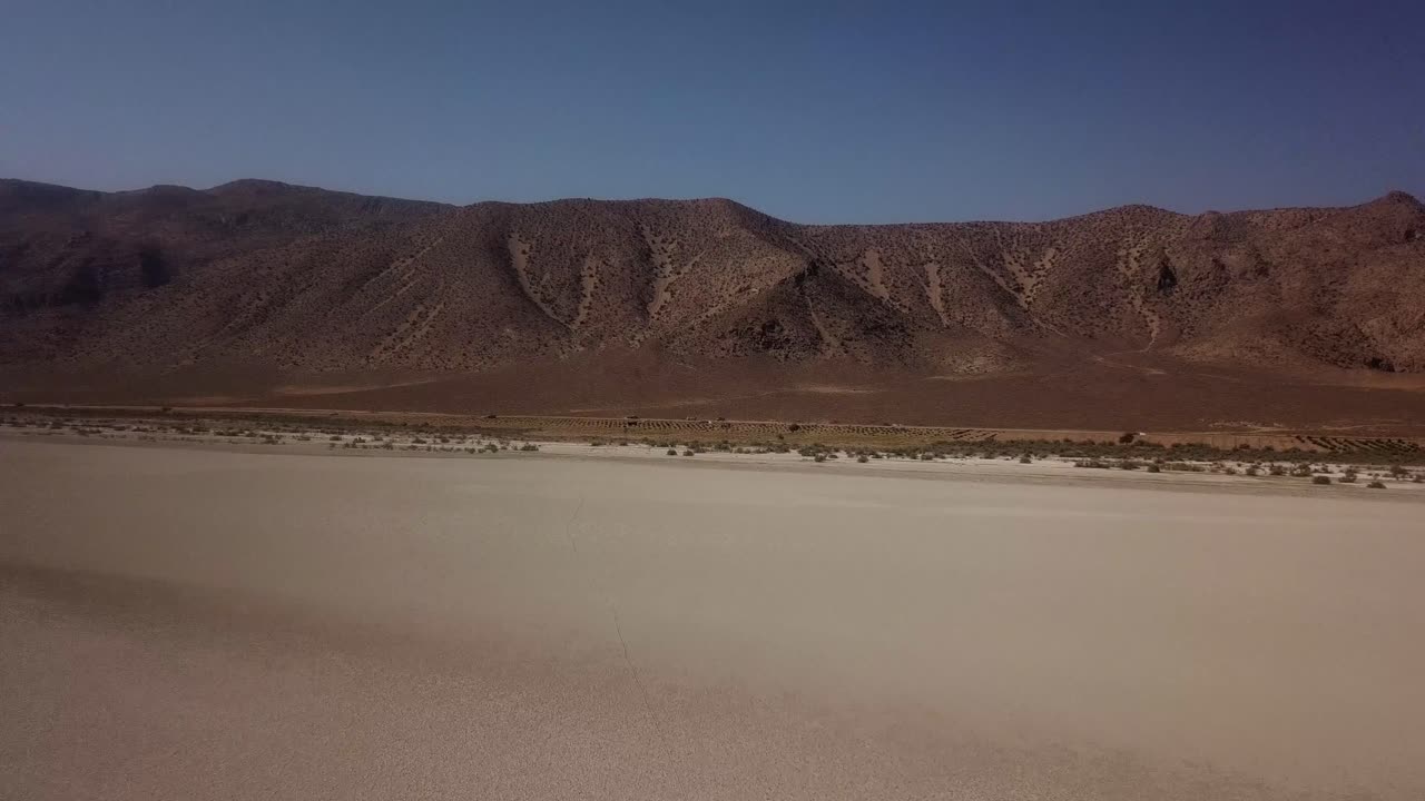 화성의 광활한 풍경: 이란의 소금 호수 풍경, 사막 기후, 시골 마을, 시골, 가, 가난한 전통 농업 개념, 물 관개 기술, 무화과 정원